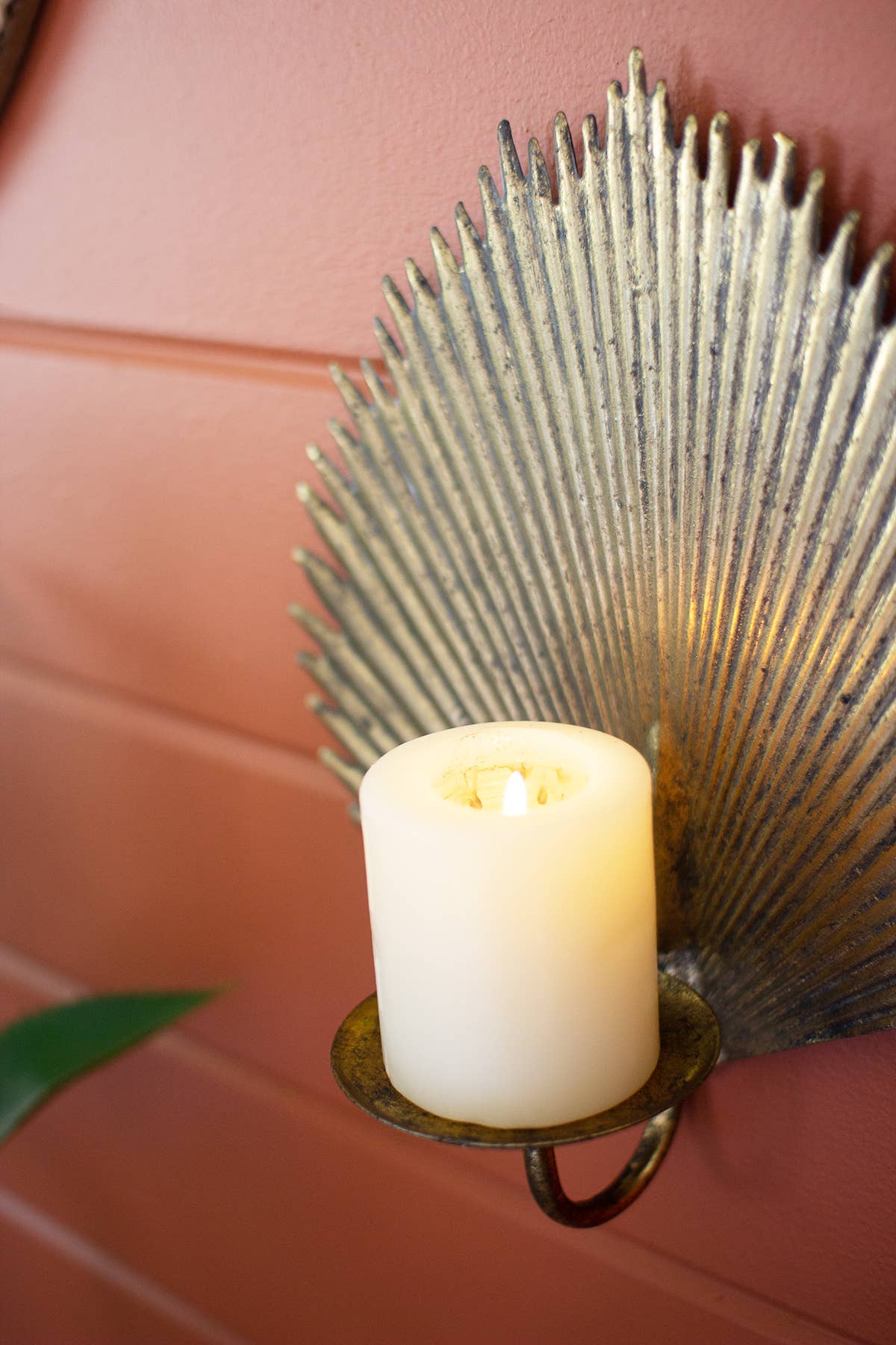 ANTIQUE BRASS PALM LEAF CANDLE SCONCE: Gold / Metal