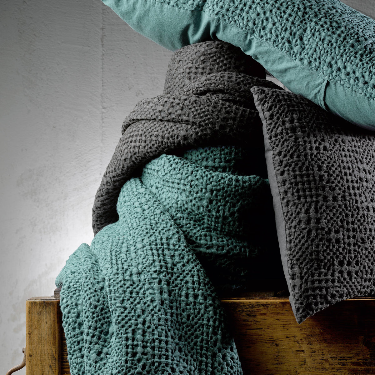 Tana Prussia Stonewashed Throw 260 x